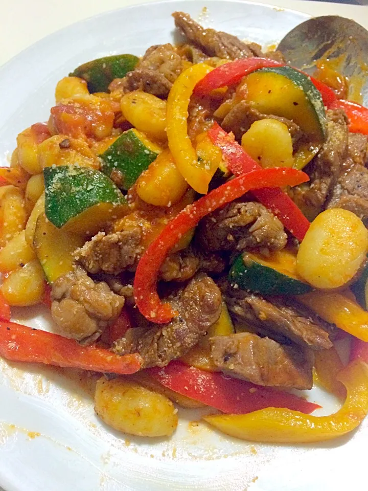 Beef w/zucchini ,peppers,gnocchi,tomato basil 🍴🍅buono!!delizioso!!|MJ🇵🇭🇯🇵さん