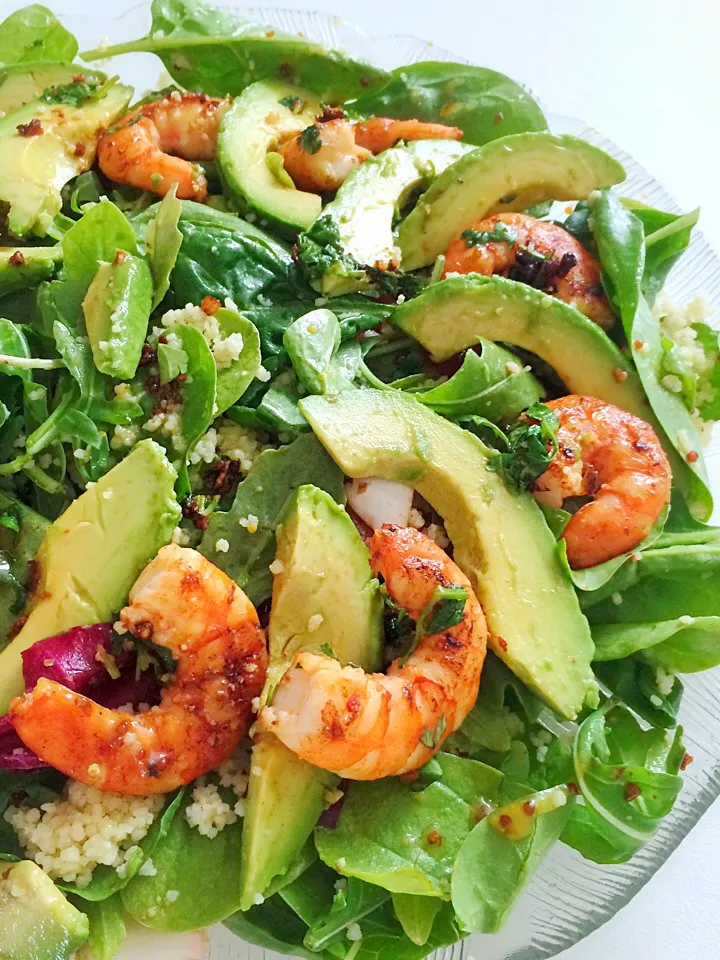 Snapdishの料理写真:Pan fried garlic prawn on a bed of baby spinach, avocado & cous cous with orange mustard vinaigrette|12Dragonさん