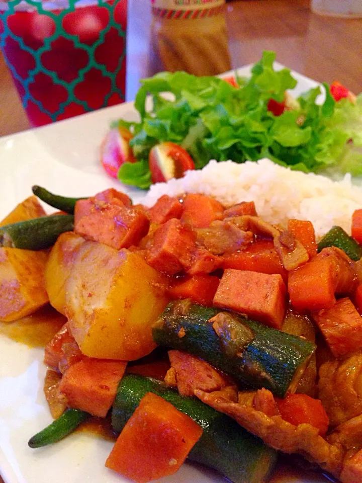 オクラ入り夏カレーとハイビスカスティ🌺|sampさん