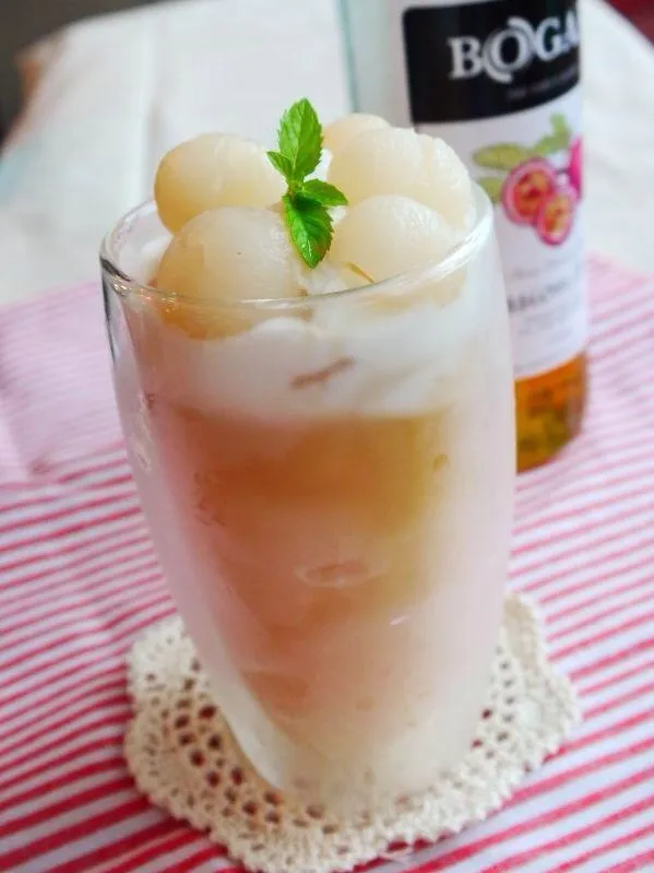 Snapdishの料理写真:Lychee & coconut smoothie|whitneyさん