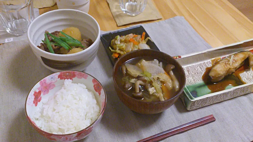 銀鱈の煮つけ
肉じゃが
白菜のおかか和え
ありものおつゆ(油揚げ、大根、人参、しめじ、椎茸、ねぎ)|ポンさん