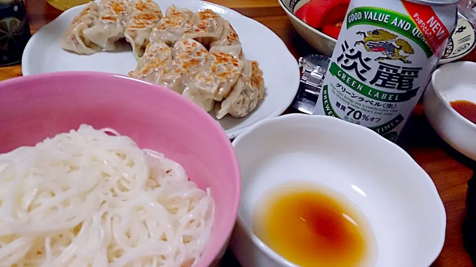 素麺としそ餃子と冷やしトマトと発泡酒|みんさん