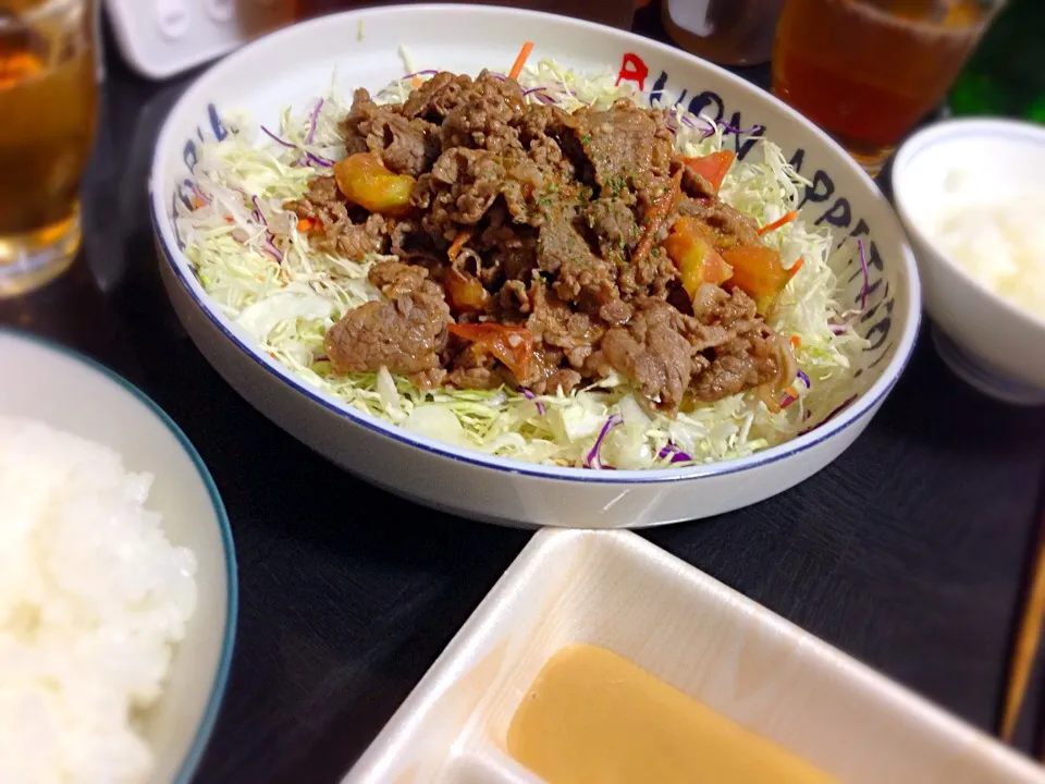 Snapdishの料理写真:今日の晩ご飯は、バカのアホ炒め(牛肉とトマトのにんにく炒め)、刺身こんにゃく。|ゆえさん