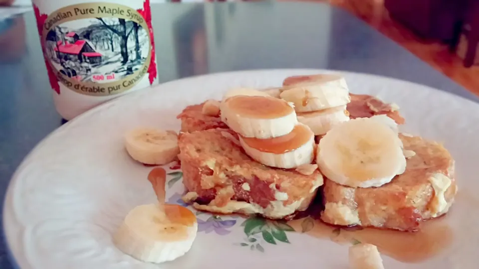 Wheat French toasts with macadamia nuts and banana topped with Canadian Pure Maple Syrup|Jiraphon Gさん