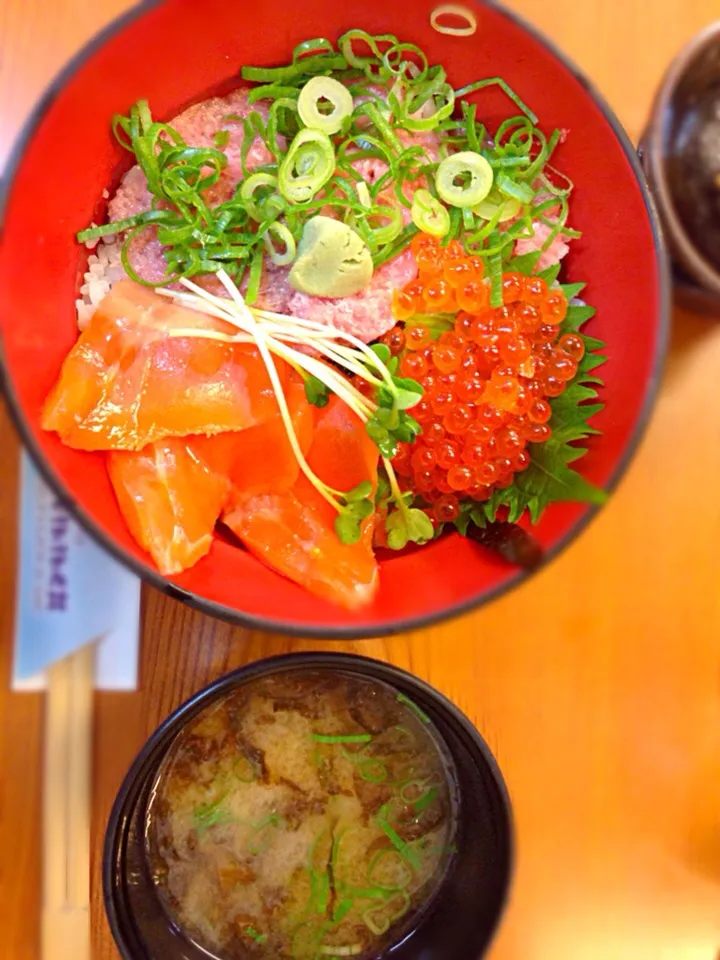 いくらサーモンネギトロ丼|ともみちさん