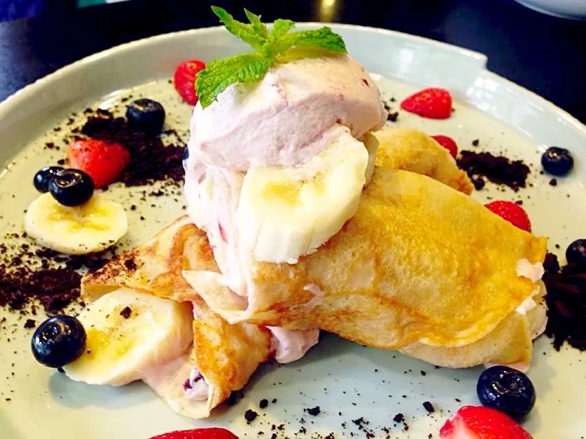 Blueberry cream cheese pancake with fruits|whitneyさん