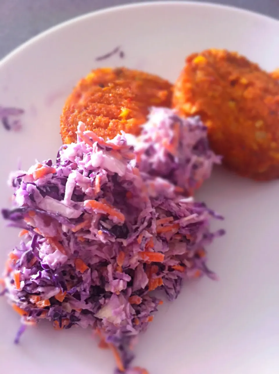 Veggie burgers with homemade coleslaw!|🍓Jolejo🍓さん