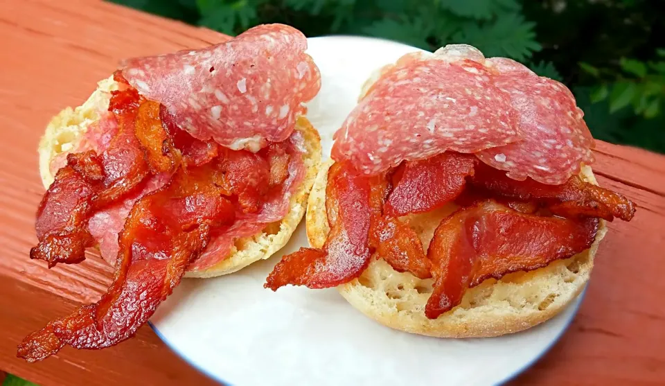 salami and bacon on an English muffin|Jiraphon Gさん