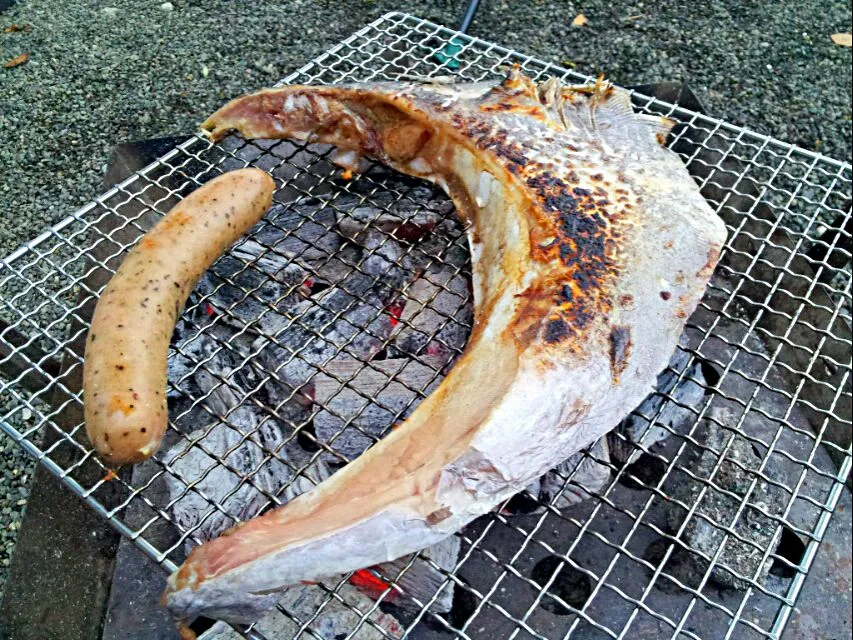 Snapdishの料理写真:鮪かま、粗びきソーセージ BBQ|Tetsunori Uchidaさん