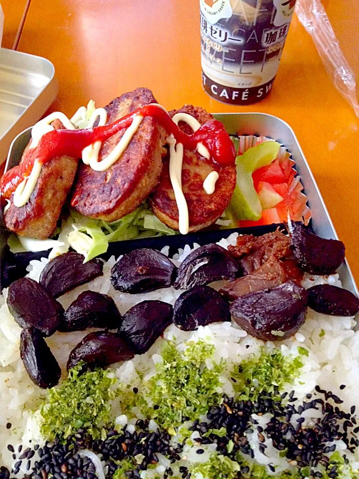 Snapdishの料理写真:パパお弁当🍱ハンバーグ🍉西瓜と瓜の漬物コンビ、黒ニンニクいっぱい|ch＊K*∀o(^^*)♪さん