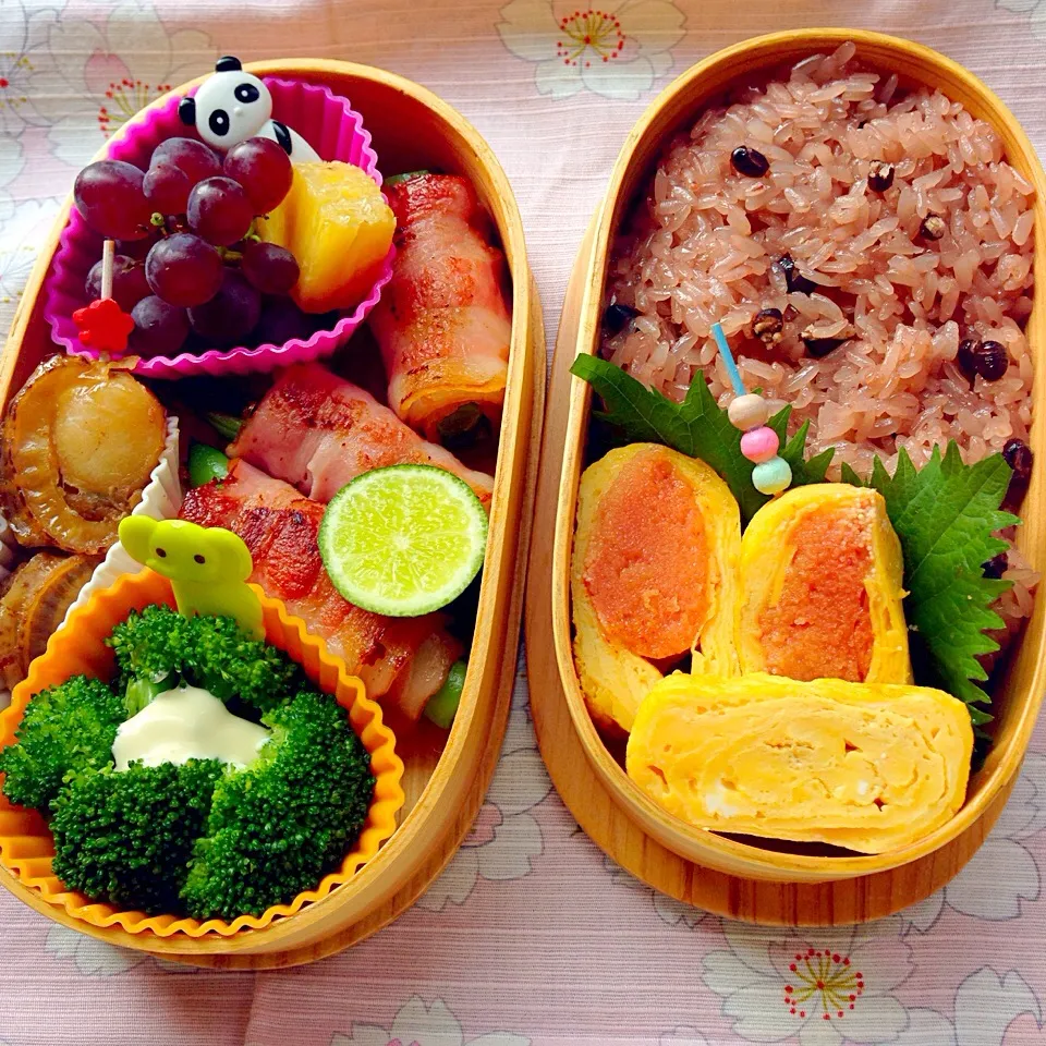 Snapdishの料理写真:お赤飯とベーコン巻き弁当(=´∀｀)人(´∀｀=)仕様☆|Blueberry🫐さん