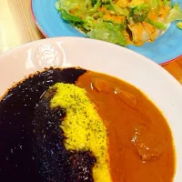 チキンカレーと黒カレーとサラダ|ericalovetreeさん