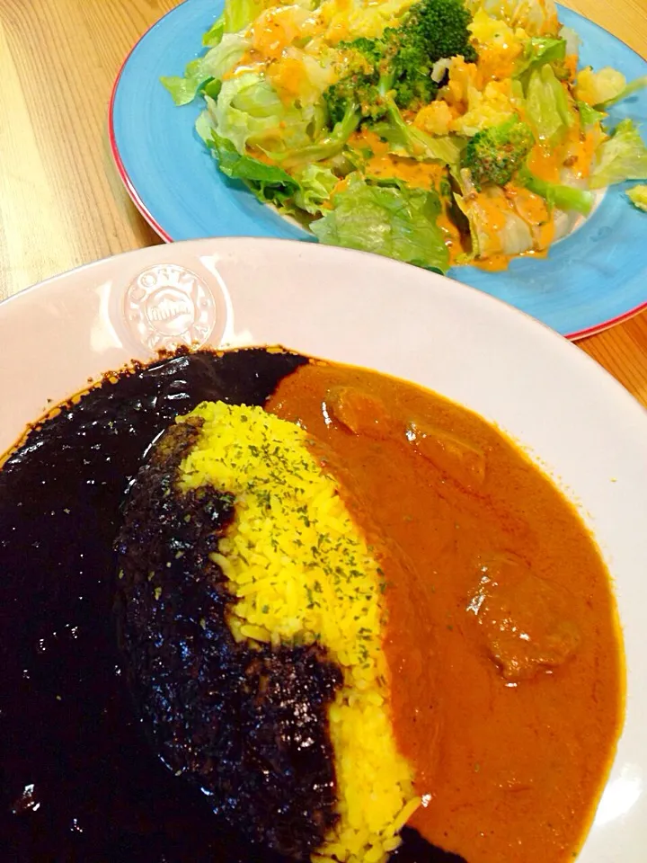 チキンカレーと黒カレーとサラダ|ericalovetreeさん