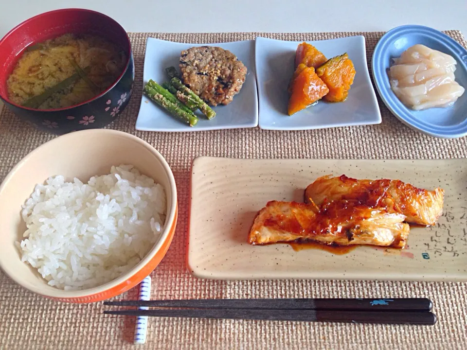 赤魚の照り煮 ひじき入りつくね いんげん胡麻和え かぼちゃの煮物 帆立の刺身 寒干大根と韮しめじの味噌汁|にゃろめさん