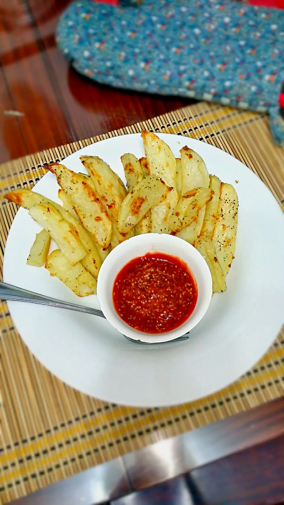 Baked potatoes wedge &  mustard ketchup sauce
 #baked #potatoewedge #blackpepper #mustard #seed #homemade #foodporn #foodstagram #snacks #crispy #recipe #recipe|Ivanさん