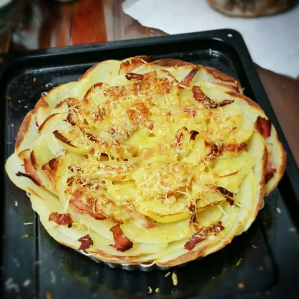 Someone like it,  someone hate it 
#baked #sliced #potatoes #bacon #grated #cheese #parmesan #yum #foodporn #foodstagram #homemade #night #gain #weight #recipe |Ivanさん