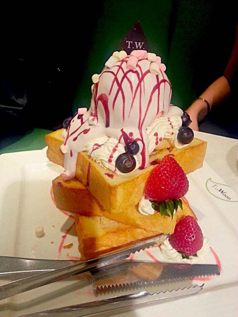 Berry berry honey toast|Iris Petitmanさん