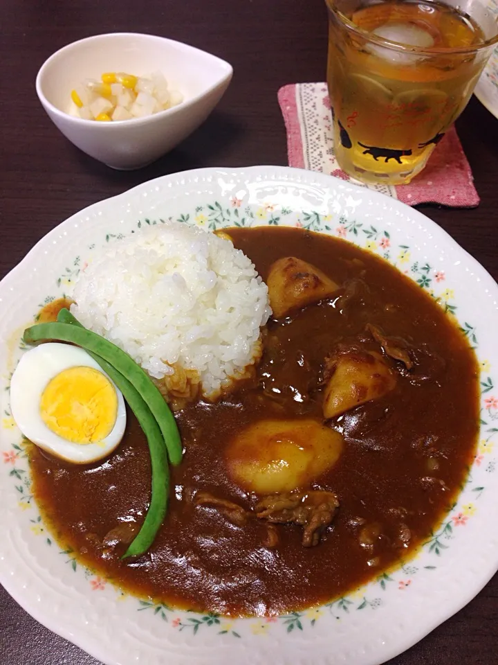 Snapdishの料理写真:今日はカレー❗️ 昨日の塩肉じゃがリメイクして手間なし楽ちん😃|こんこんさん