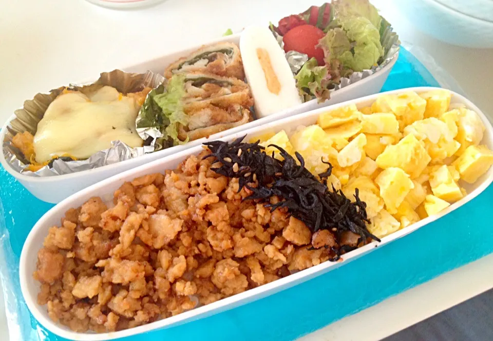 Snapdishの料理写真:娘の弁当 三食丼 カボチャチーズ焼 アジシソ揚 はんぺん サラダ|まった ゆうゆうさん