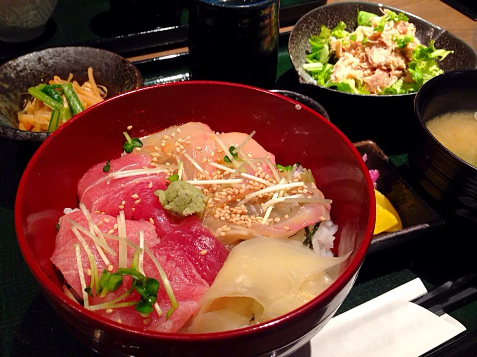 日本橋のかくや牡蠣町にて。鯛のゴマだれと鮪の二色丼と、蒸し鶏サラダ。900円。美味しかったー♥️|アイさん