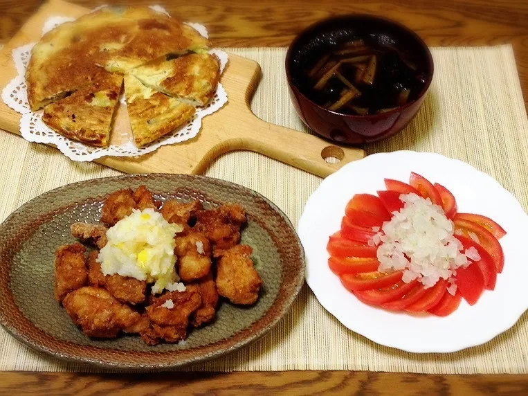 野菜たっぷり入れて焼いた卵・大根とニンジンのお味噌汁・冷やしトマト・塩レモンおろしで鶏唐|美也子さん