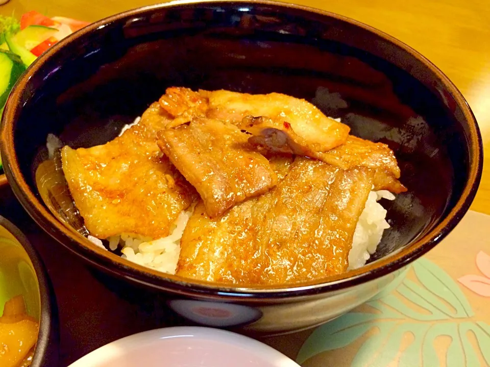 豚バラの焼き肉丼で夕食🍚🍚|かずみさん