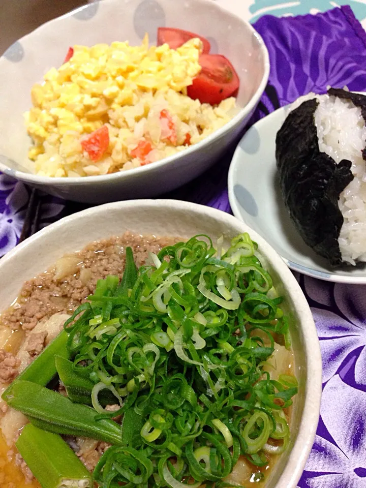 Snapdishの料理写真:長いもと豚ひき肉のたいたん。ポテトサラダタルタルソース添え。おにぎり。|Mikaさん