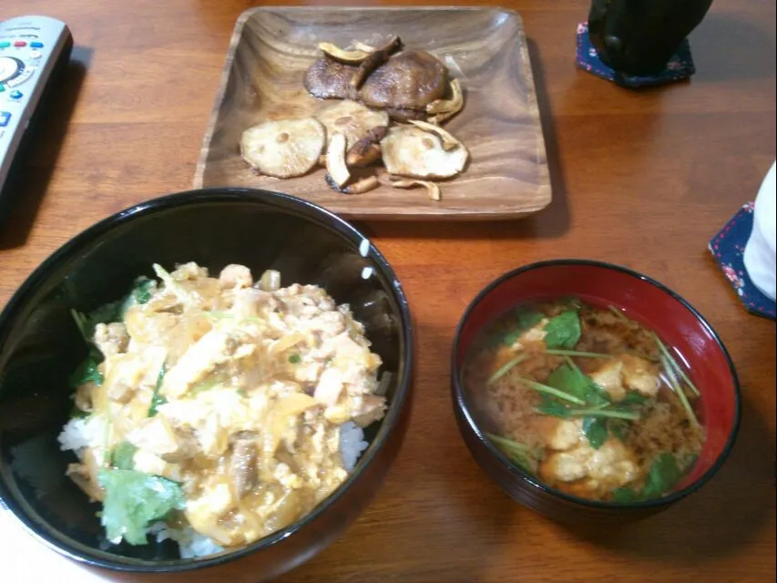 Snapdishの料理写真:イワシの味噌汁、親子丼|まみこさん