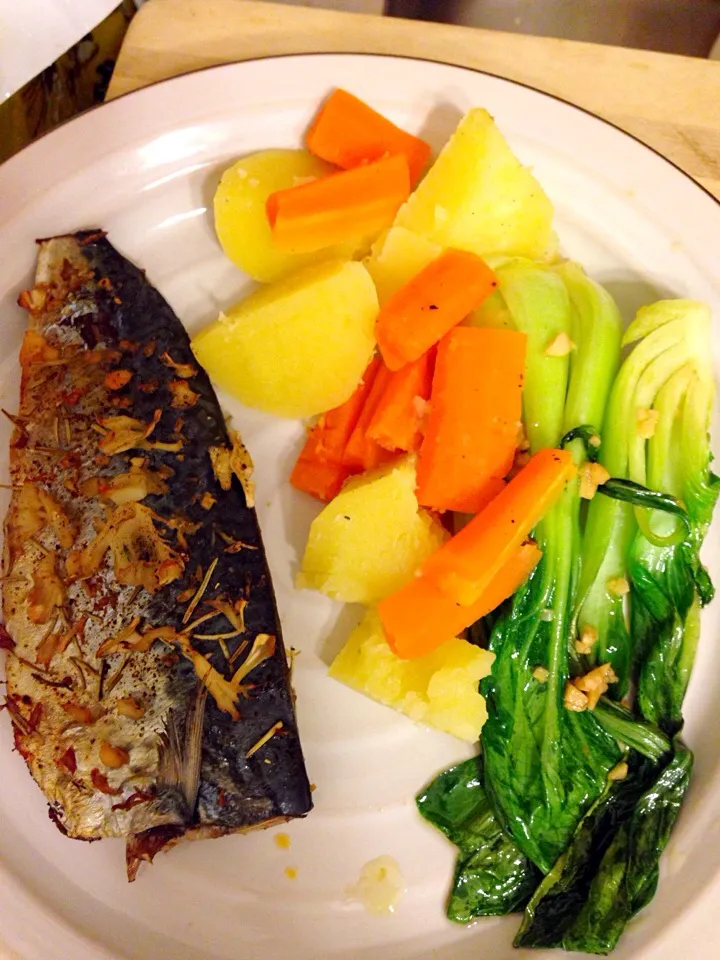 BaKed mackerel,sautéed bok choy and steamed root vegetables. Yum!|Heather Westhaverさん