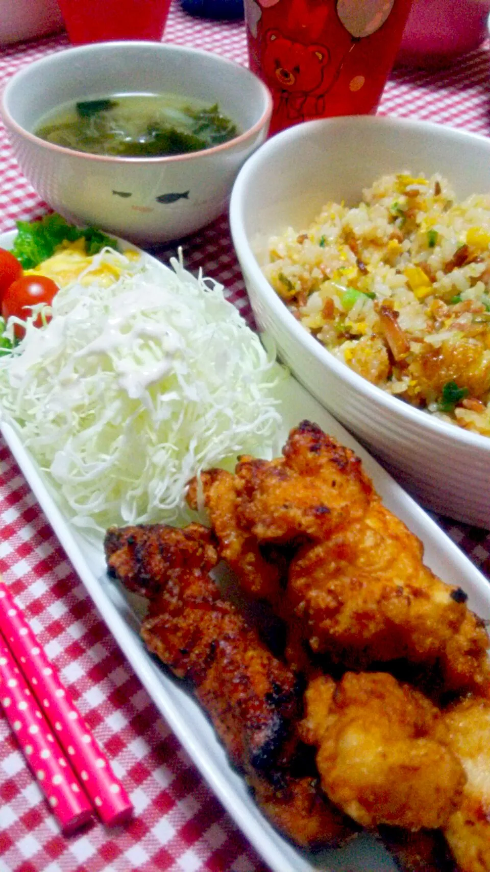 炒飯(叉焼･卵･蒲鉾･青ねぎ)、和風唐揚げ(鶏胸肉･卵･生姜･塩糀)、千切りきゃべつ、プチトマト、パンプキンサラダ、スープ(わかめ･玉葱)|まあるさん