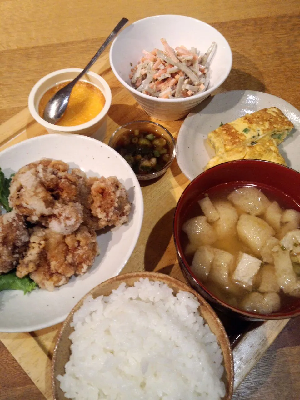 Snapdishの料理写真:【夕ご飯】唐揚げ、ゴボウサラダ、出汁巻き玉子、小揚げとネギのお味噌汁、焼きプリン♬|マカロンさん