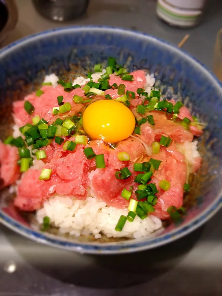 Snapdishの料理写真:ネギトロ丼 生卵のせ|ぺろたんさん