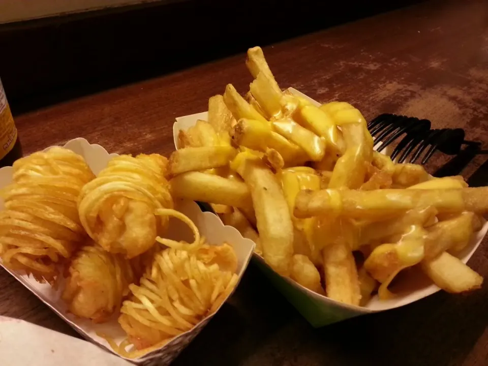 French fries with cheddar cheese and shrimps wrapped with potato|Iris Petitmanさん