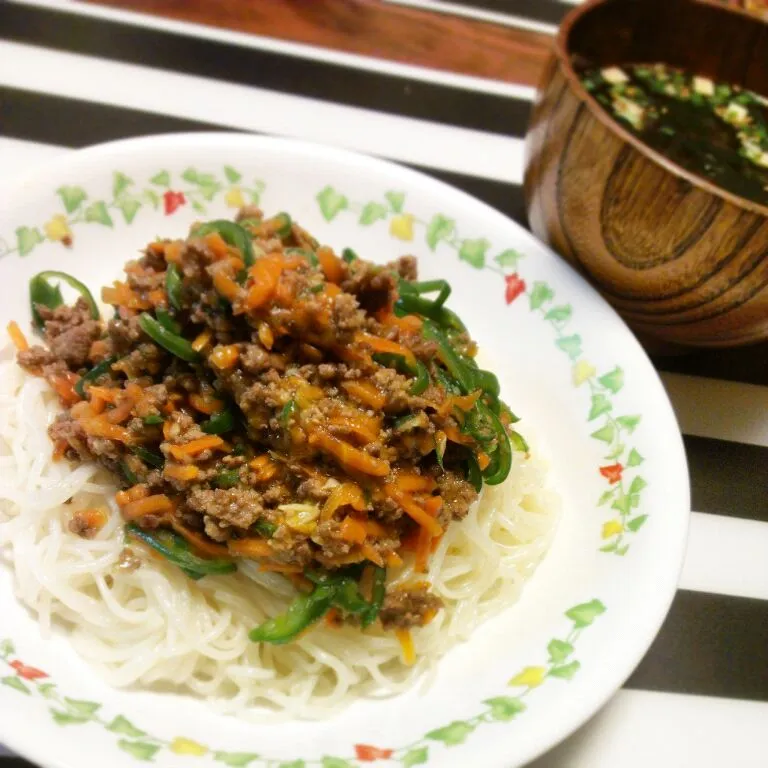 Snapdishの料理写真:夜ご飯。ピーマンと挽き肉炒めのっけ麺。※こんにゃく麺。|ぴらさん