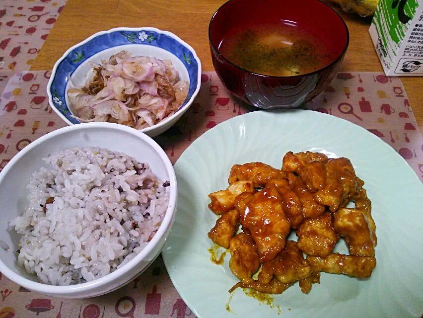 ７月２８日 鶏肉のカレー照り焼き 玉ねぎサラダ 里芋のお味噌汁|いもこ。さん