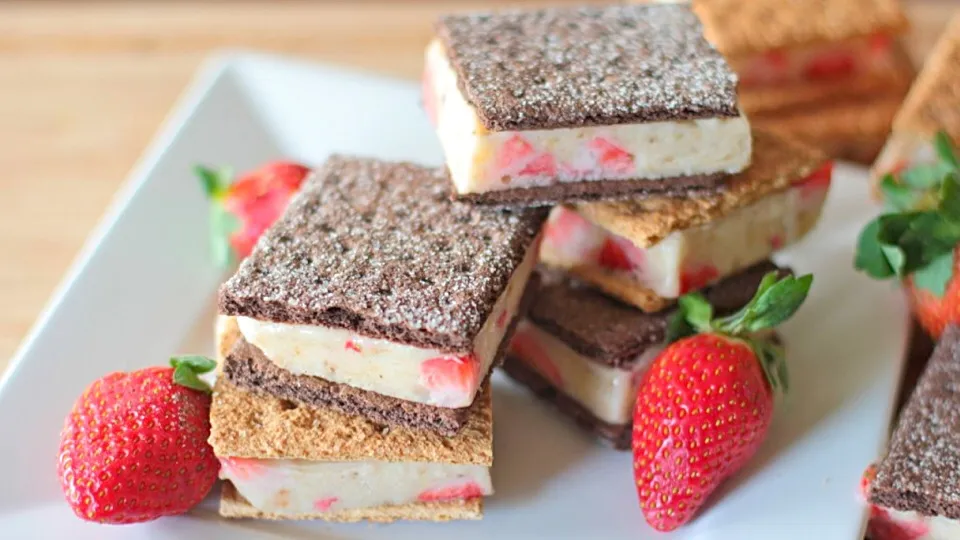 Strawberry Banana ice cream sandwich|Sin Mさん