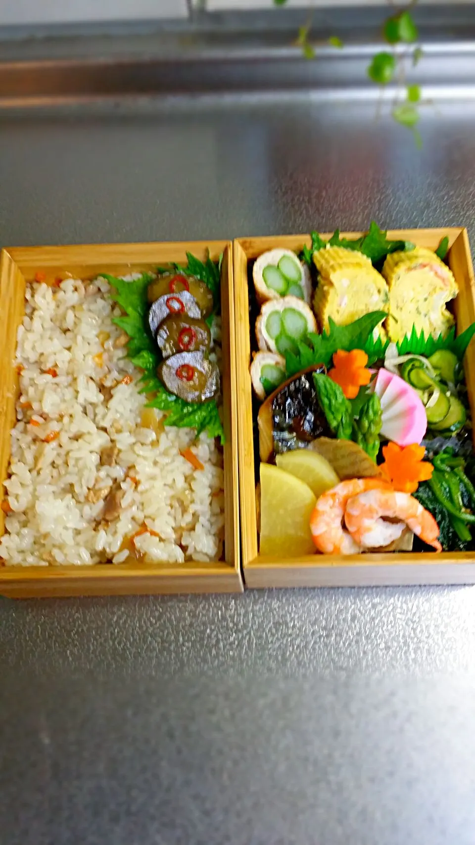 Snapdishの料理写真:《火曜日のお弁当》🍱

・アスパラの豚肉巻き（自家製タレ）
・カリブ、ネギ入りだし巻き玉子
・ほうれん草のピーナッツ和え
・もやしきゅうりの酢の物
・たくあん
・蒲鉾

行ってらっしゃ〜い♡|藤田 まり子さん