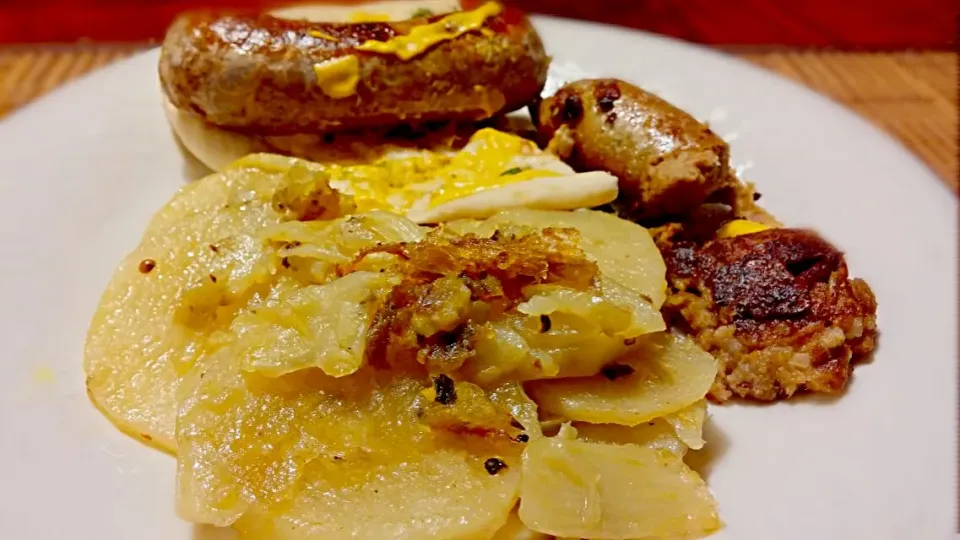 Bravarian dinner: wild boar bratwursts & fried potato with fennel|Jiraphon Gさん