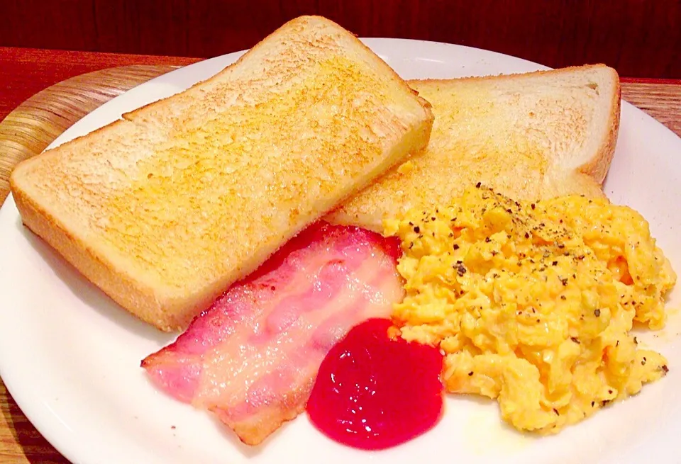 Fried bacon & scrambled egg with toasted butter bread|Liezlさん