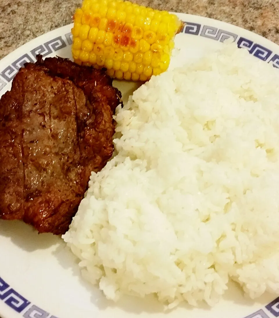 steak, rice and buttered garlic corn... dinner is served.. ^^|Ayel Santellaさん