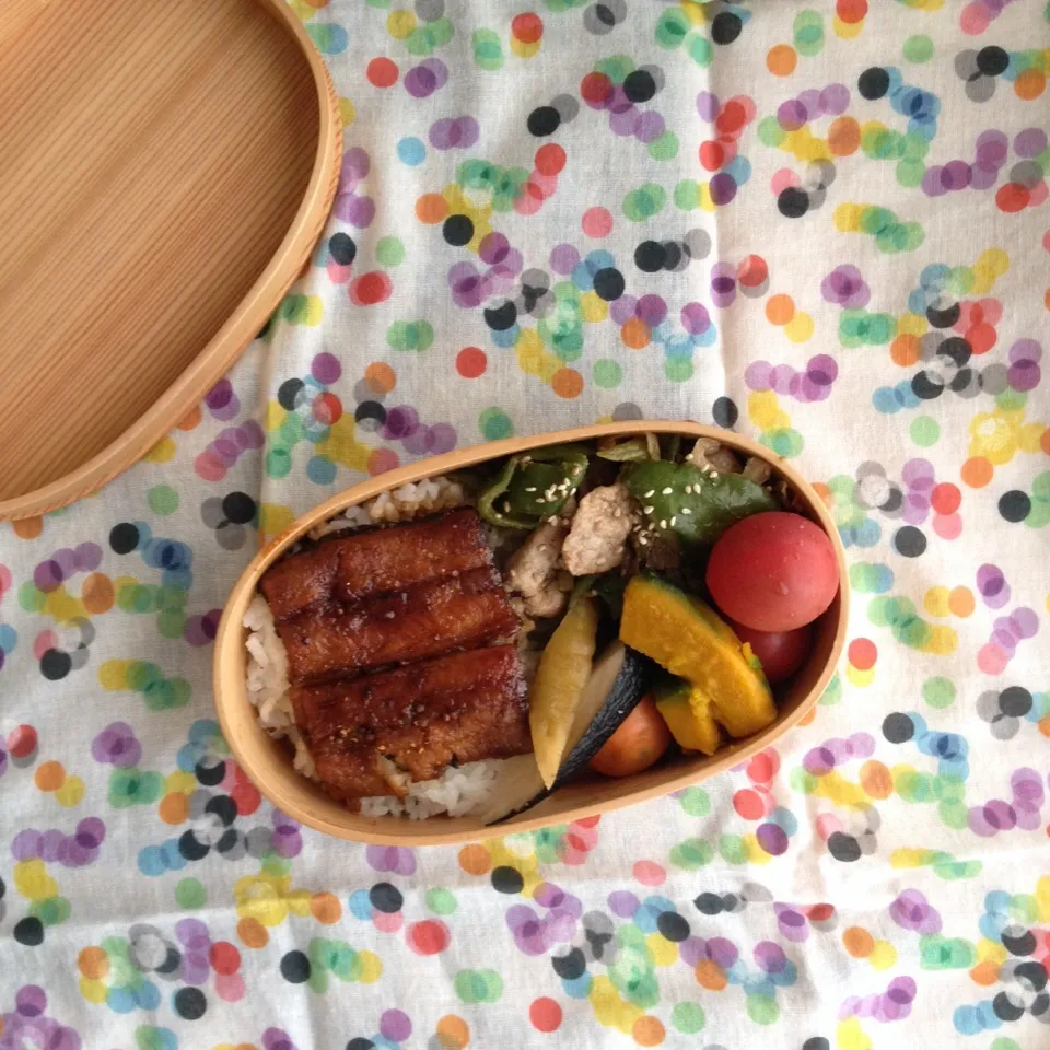 Snapdishの料理写真:今日のおべんと。うなぎの蒲焼、豚肉とねぎと万願寺のピリ辛炒め、かぼちゃの煮付け、ピクルス、トマト。思わぬところからうなぎをもらってしまった。おいしくいただきます。|nozomi tsujiさん