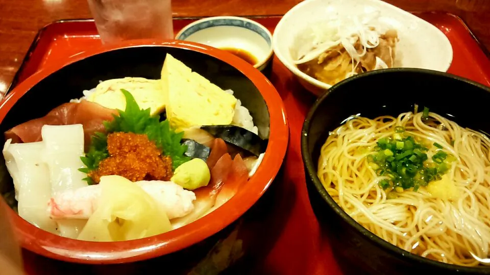 Snapdishの料理写真:今日の日替わりランチは海鮮丼定食だったよ|かおりんさん