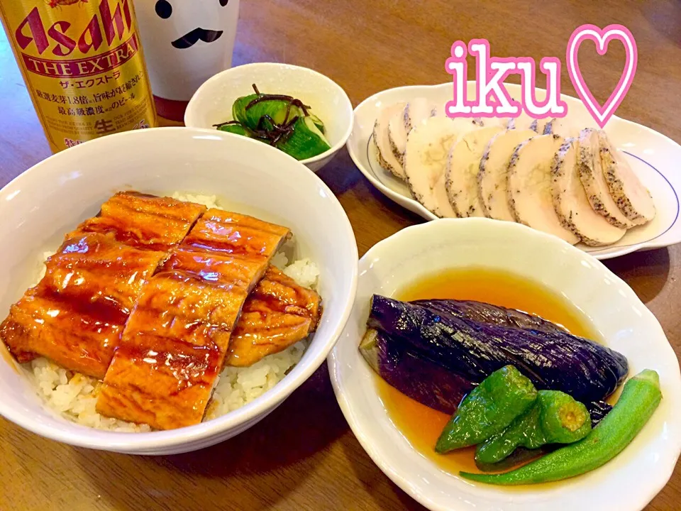 土用の丑の日だから鰻丼！と言いたいところだけど…秋刀魚の蒲焼き丼！（笑）茄子の揚げ浸し、蛇腹きゅうりの塩昆布和え、とりはむ・ブラックペッパー(bﾟv`*)|いく❤️さん