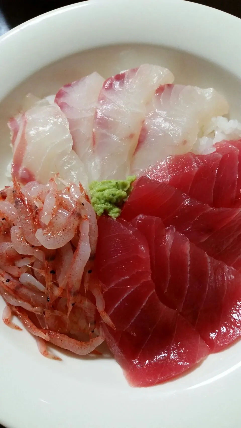 駿河湾の生桜エビが手に入ったので、
鯛、マグロと丼に。|sniper66さん