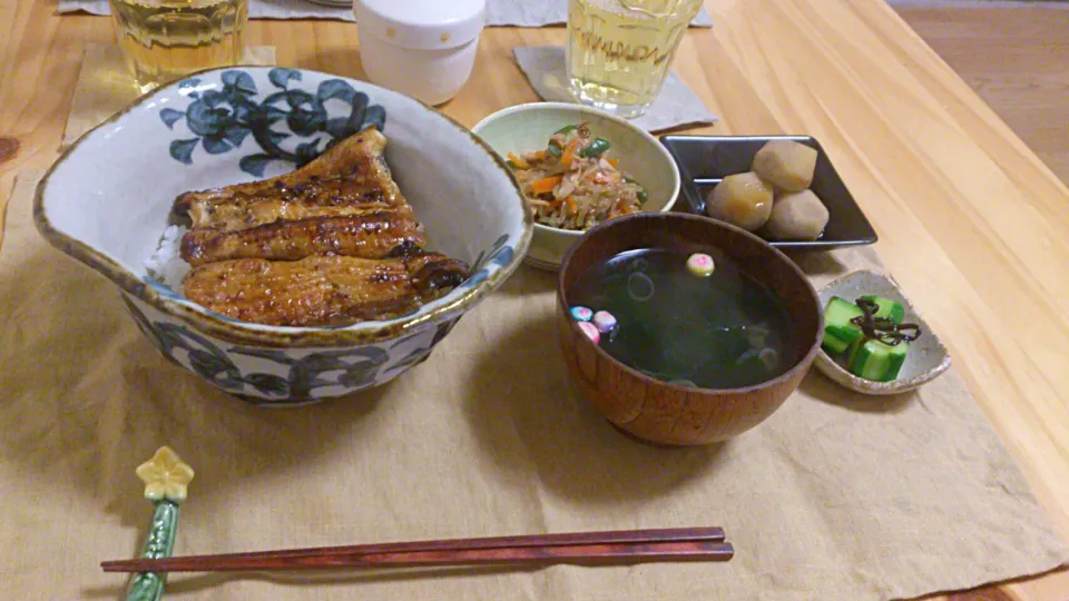 うな丼
ツナと白滝のきんぴら
里芋の煮物
きゅうりの塩昆布和え 
手鞠麩とわかめのお吸い物|ポンさん