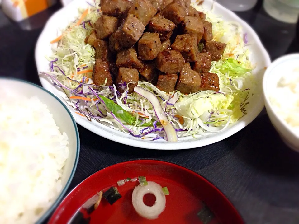 Snapdishの料理写真:今日の晩ご飯は、鰻の代わりに山盛りサイコロステーキとお吸い物。|ゆえさん