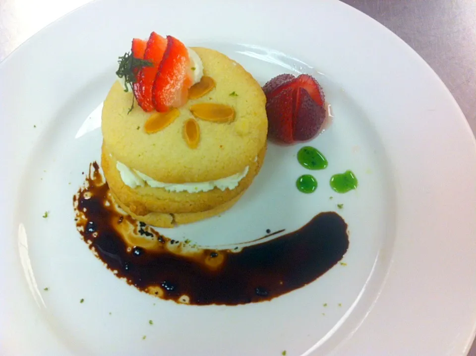 Strawberry almond napoleons with Basil & Balsamic reduction.|Woo J. Parkさん