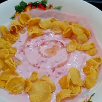 Raspberry yoghurt with honey and cornflake as topping. =^^=|Lim Khai Kimさん