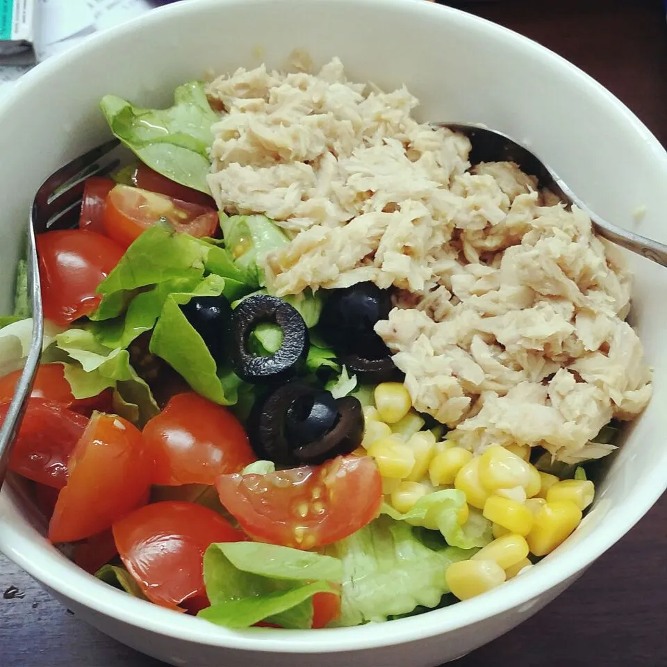 salad with lots of "I think" healthy topping. =)|Lim Khai Kimさん