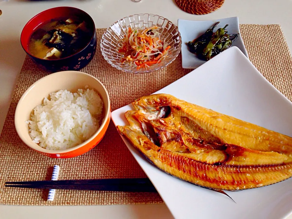 ほっけの開き 中華風春雨サラダ ししとうの甘辛煮 豆腐若芽揚げの味噌汁|にゃろめさん